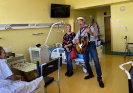 Dr. Klaun přišel potěšit pacienty chrudimské LDN