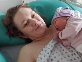Eliška s maminkou. První holčička roku 2024 v Pardubickém kraji se narodila v Orlickoústecké nemocnici.