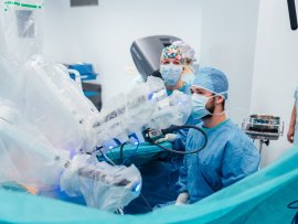 Sálová sestra a asistující lékař